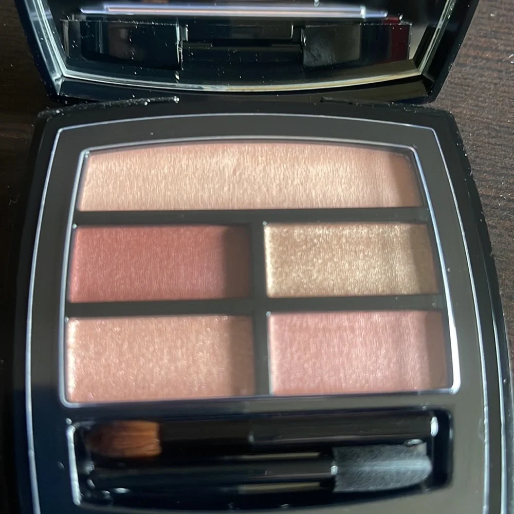 CHANEL LES BEIGES Healthy Glow Eyeshadow Palette . Tender